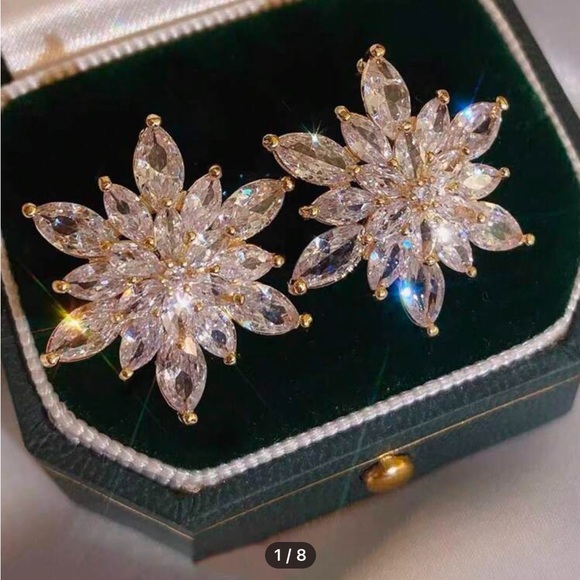 Elegant Gold and Crystal Flower Earrings nwt - Picture 1 of 6